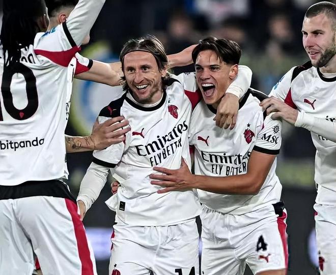 英媒：桑德兰向贡多齐报价2500万欧元，并密切关注小贝林（英媒：桑德兰出价2500万欧求购贡多齐，仍密切关注小贝林）