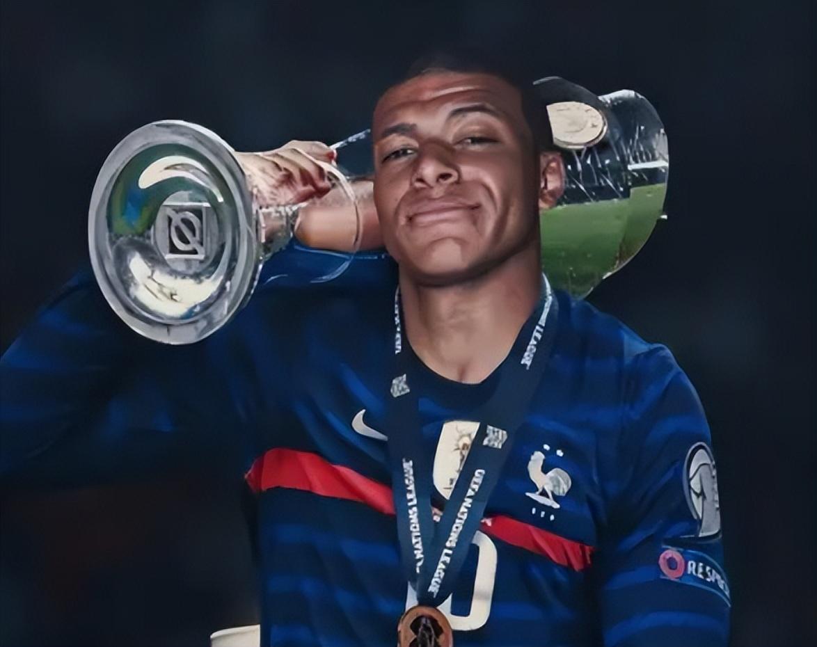 欧冠决赛用球谍照：包含白+深紫，灵感来自举办城市布达佩斯（欧冠决赛用球曝光：白+深紫配色，灵感源于主办城市布达佩斯）