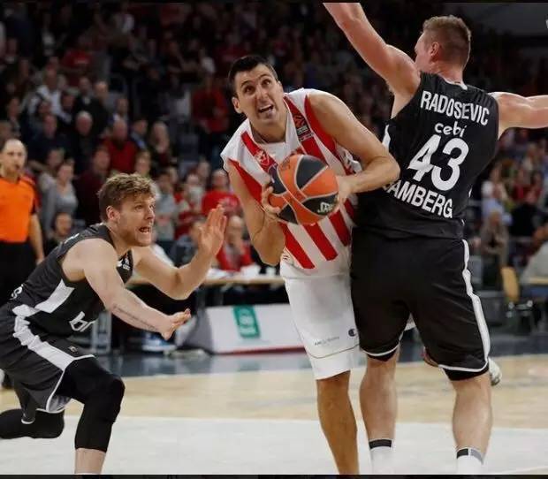 皮克：从纸面上看，法国是明年世界杯上最好的球队（皮克：论纸面实力，法国堪称明年世界杯最强队）