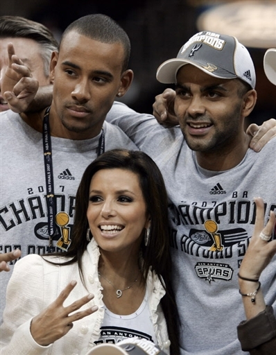 卡雷拉斯：我的位置是左边卫，但能适应教练在任何时候的要求（卡雷拉斯：主打左边卫，随时适应教练安排）