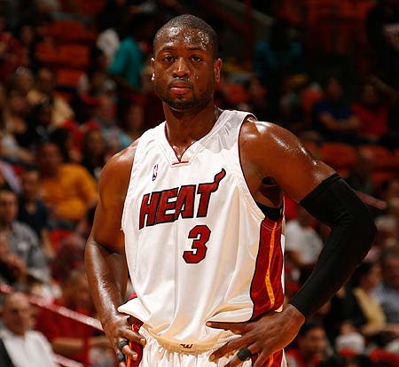 状态不佳！詹姆斯半场9投2中仅得4分，湖人领先9分（手感冰冷！詹姆斯半场9投仅2中拿4分，湖人领先9分）