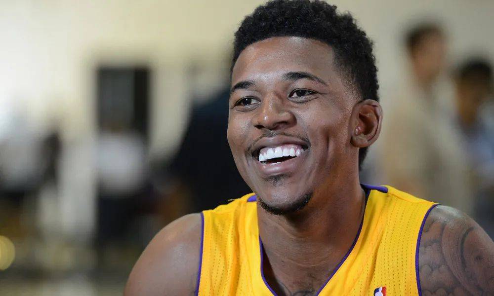 拜仁莱万梅开二度战胜门兴（莱万梅开二度助拜仁力克门兴）