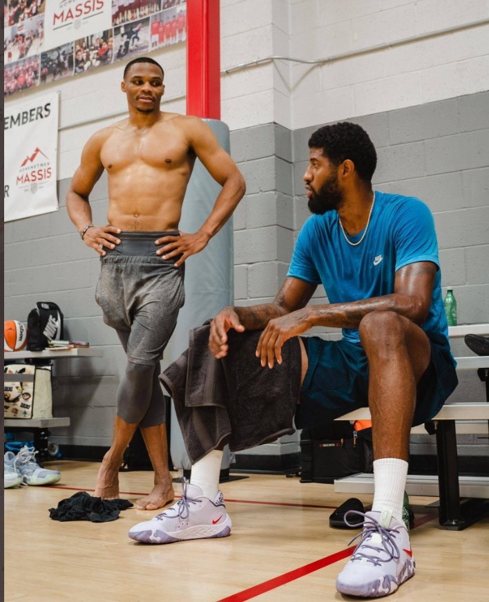 费拉拉：现在的那不勒斯领先于尤文，谈论尤文争冠毫无意义（费拉拉：那不勒斯占据上风，讨论尤文争冠已无意义）